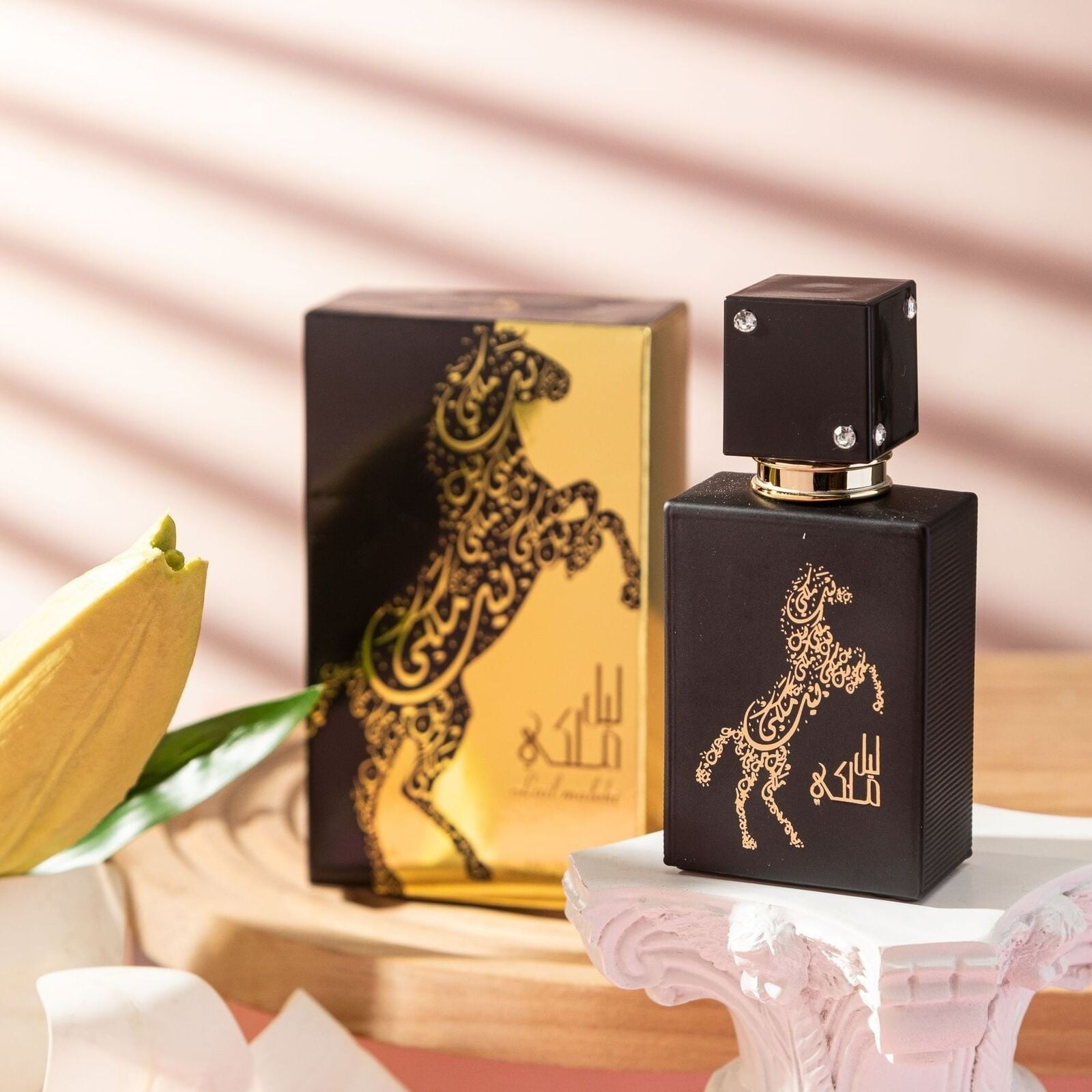 Perfume em fundo branco simples - foto de produto básica